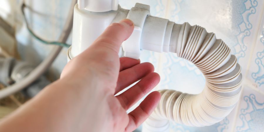 Hausmittel gegen verstopften Abfluss und Siphon: Zahnstocher und flexibler Draht