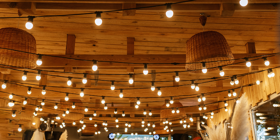 Ganzjährige LED-Lichtergirlanden – perfekte Beleuchtung von Terrasse und Balkon