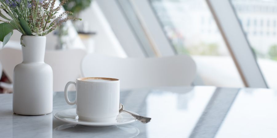 Wie richtet man eine Kaffeeecke in einem modernen Wohnzimmer ein?