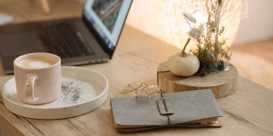 Anordnung des Tisches und der Sitzgelegenheiten, also der notwendigen Ausstattung für die Kaffeeecke  