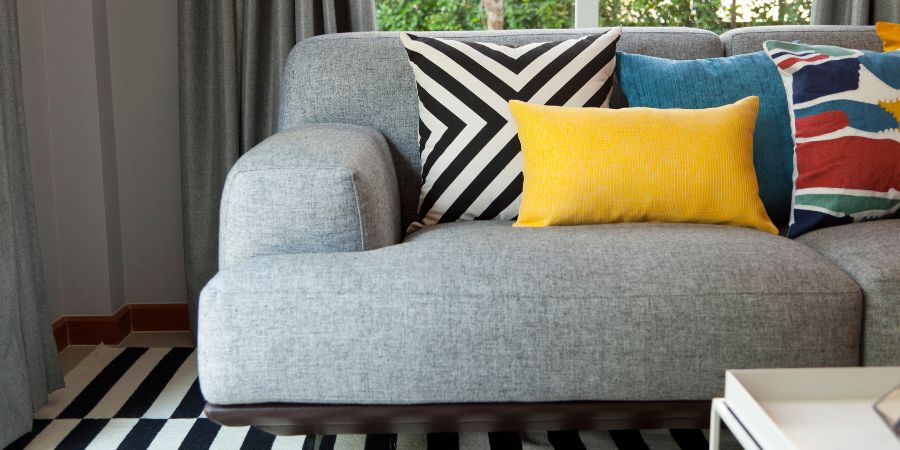 Verleihen Sie Ihrem Interieur ein wenig Glanz – dekorative Kissenbezüge und Designer-Dekokissen