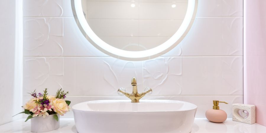 Die optimale Höhe des Badezimmerspiegels über dem Waschbecken und die Funktionalität des Raumes